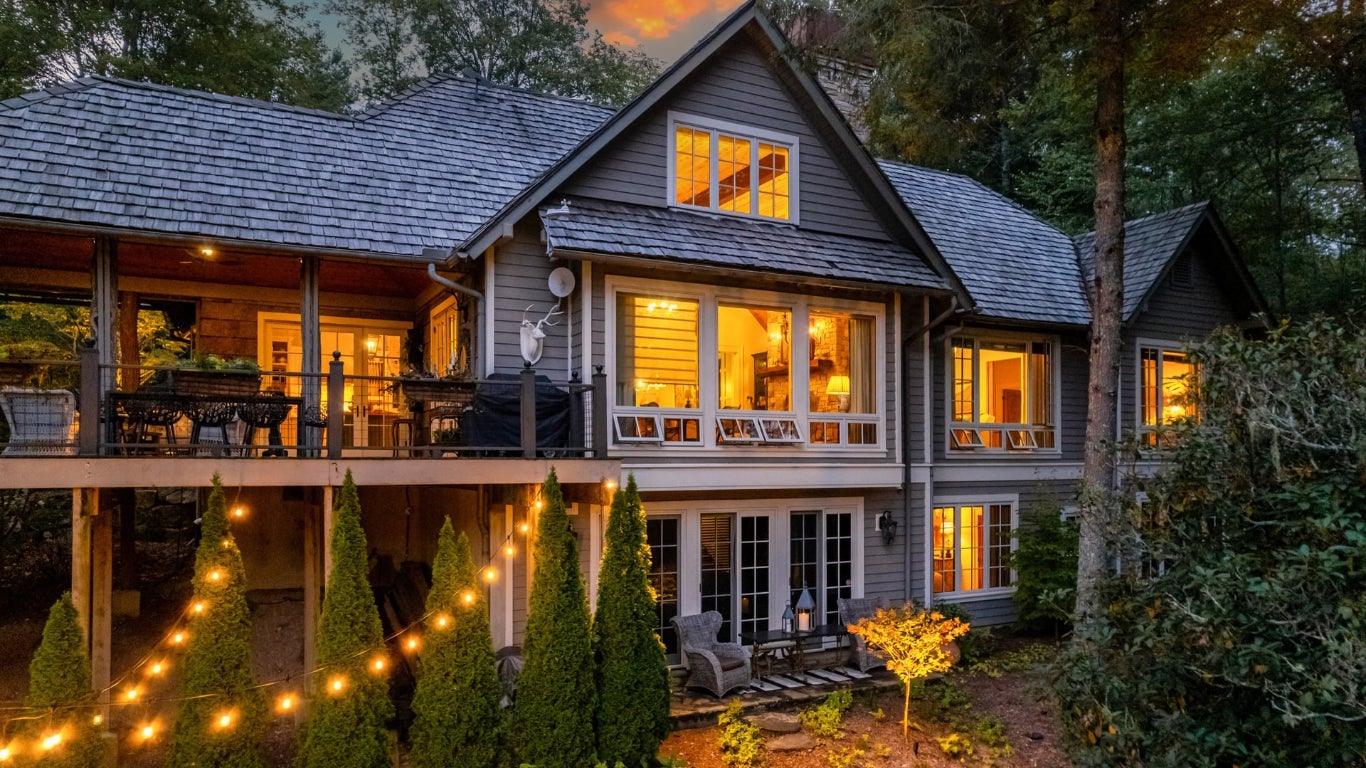 Highlands, North Carolina 28741, United States, 4 Bedrooms Bedrooms, ,5 BathroomsBathrooms,Residential,Pending,215978