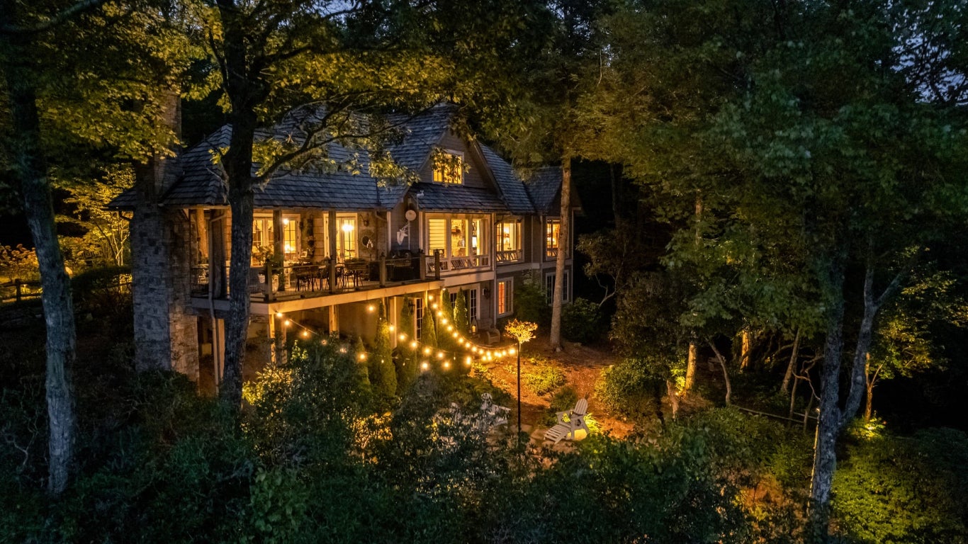 Highlands, North Carolina 28741, United States, 4 Bedrooms Bedrooms, ,5 BathroomsBathrooms,Residential,Pending,215978