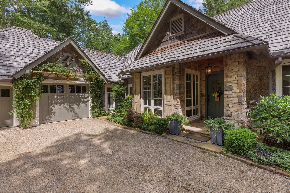 Highlands, North Carolina 28741, United States, 4 Bedrooms Bedrooms, ,5 BathroomsBathrooms,Residential,Pending,215978