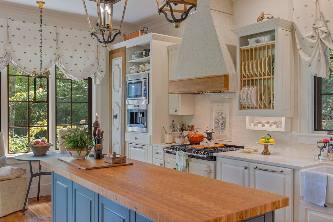 Highlands, North Carolina 28741, United States, 4 Bedrooms Bedrooms, ,5 BathroomsBathrooms,Residential,Pending,215978