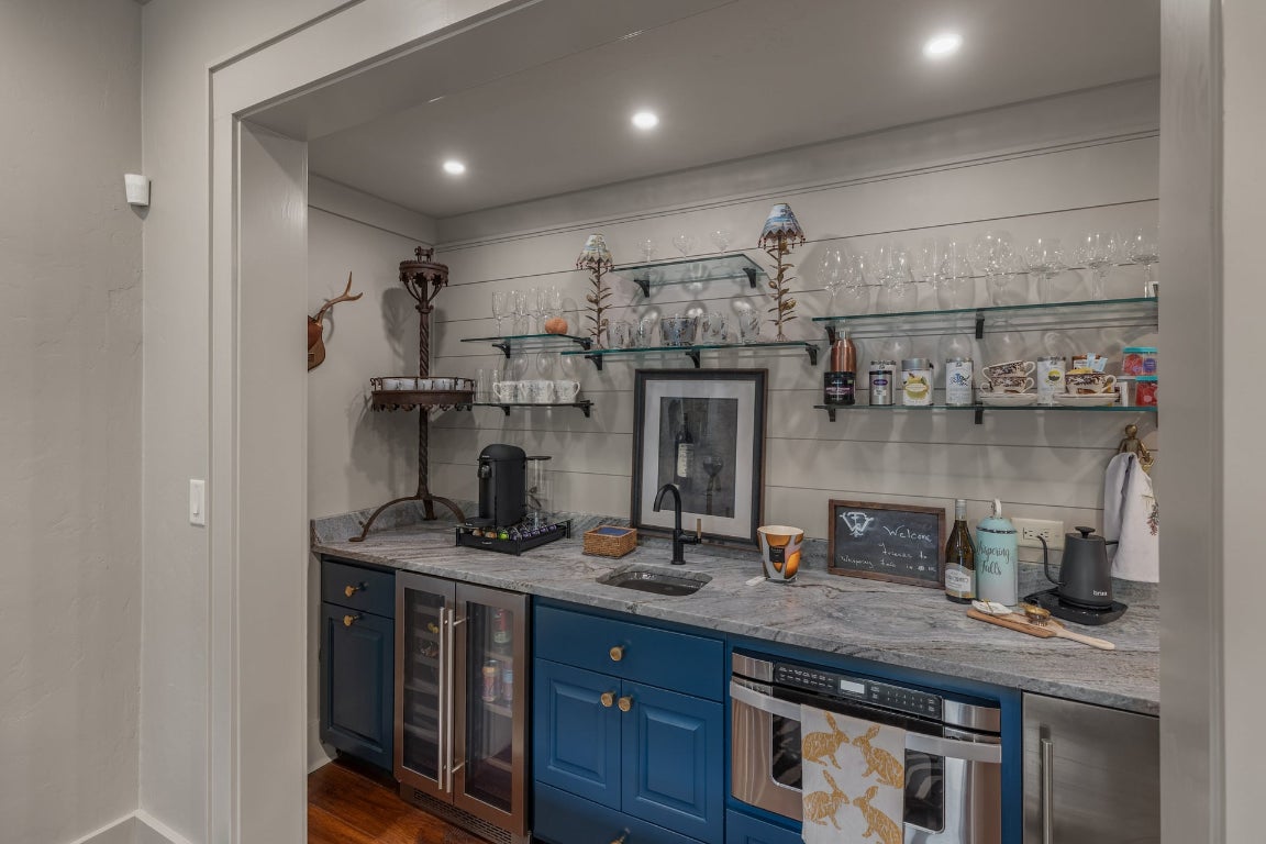 Highlands, North Carolina 28741, United States, 4 Bedrooms Bedrooms, ,5 BathroomsBathrooms,Residential,Pending,215978