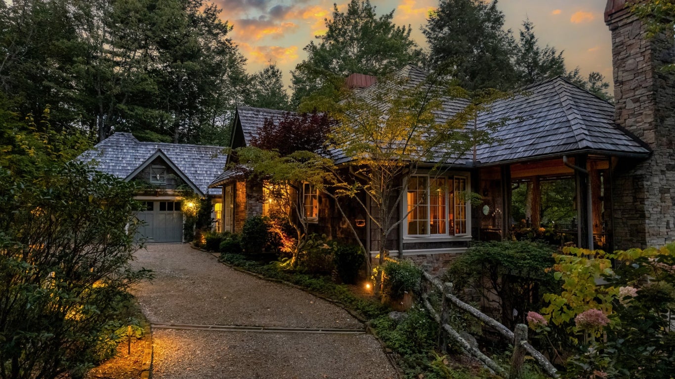 Highlands, North Carolina 28741, United States, 4 Bedrooms Bedrooms, ,5 BathroomsBathrooms,Residential,Pending,215978 Highlands, North Carolina 28741, United States, 4 Bedrooms Bedrooms, ,5 BathroomsBathrooms,Residential,Pending,215978