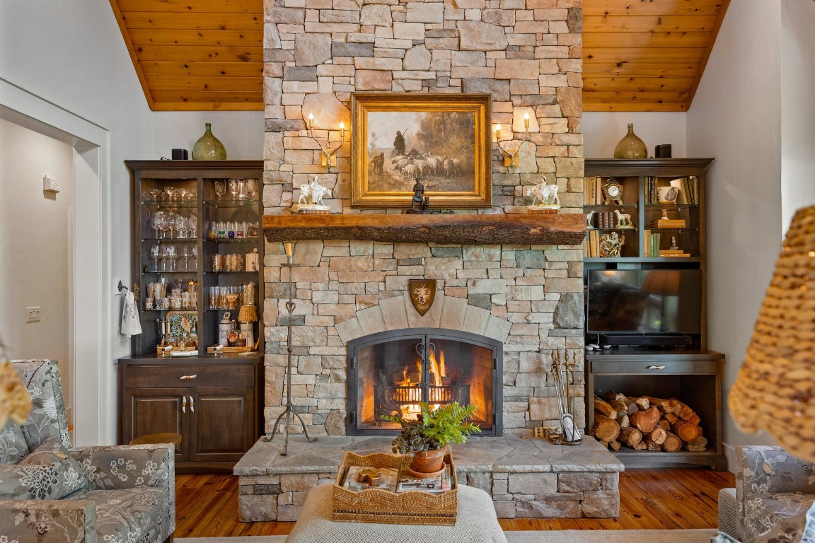 Highlands, North Carolina 28741, United States, 4 Bedrooms Bedrooms, ,5 BathroomsBathrooms,Residential,Pending,215978