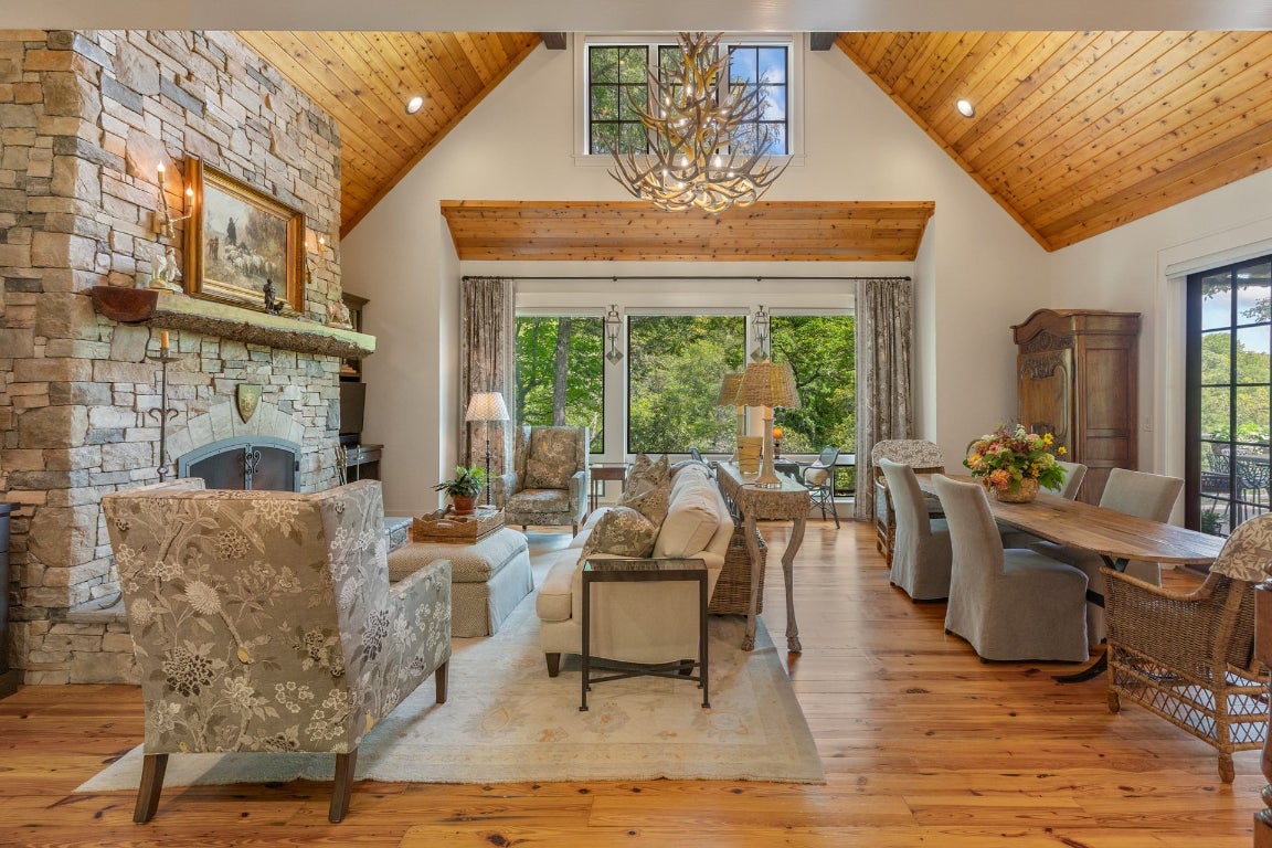 Highlands, North Carolina 28741, United States, 4 Bedrooms Bedrooms, ,5 BathroomsBathrooms,Residential,Pending,215978