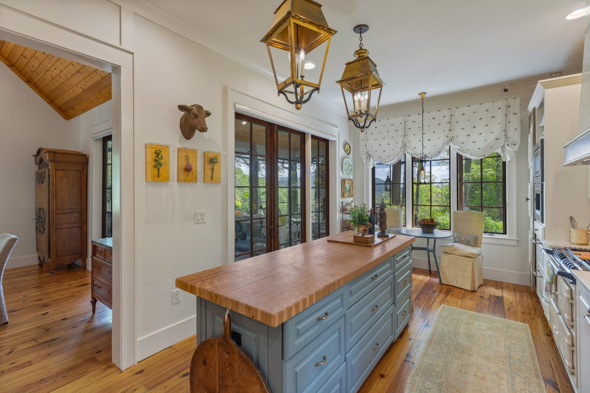 Highlands, North Carolina 28741, United States, 4 Bedrooms Bedrooms, ,5 BathroomsBathrooms,Residential,Pending,215978