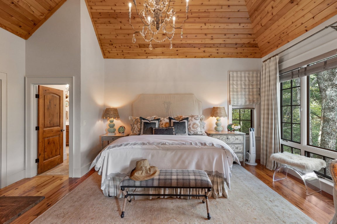 Highlands, North Carolina 28741, United States, 4 Bedrooms Bedrooms, ,5 BathroomsBathrooms,Residential,Pending,215978