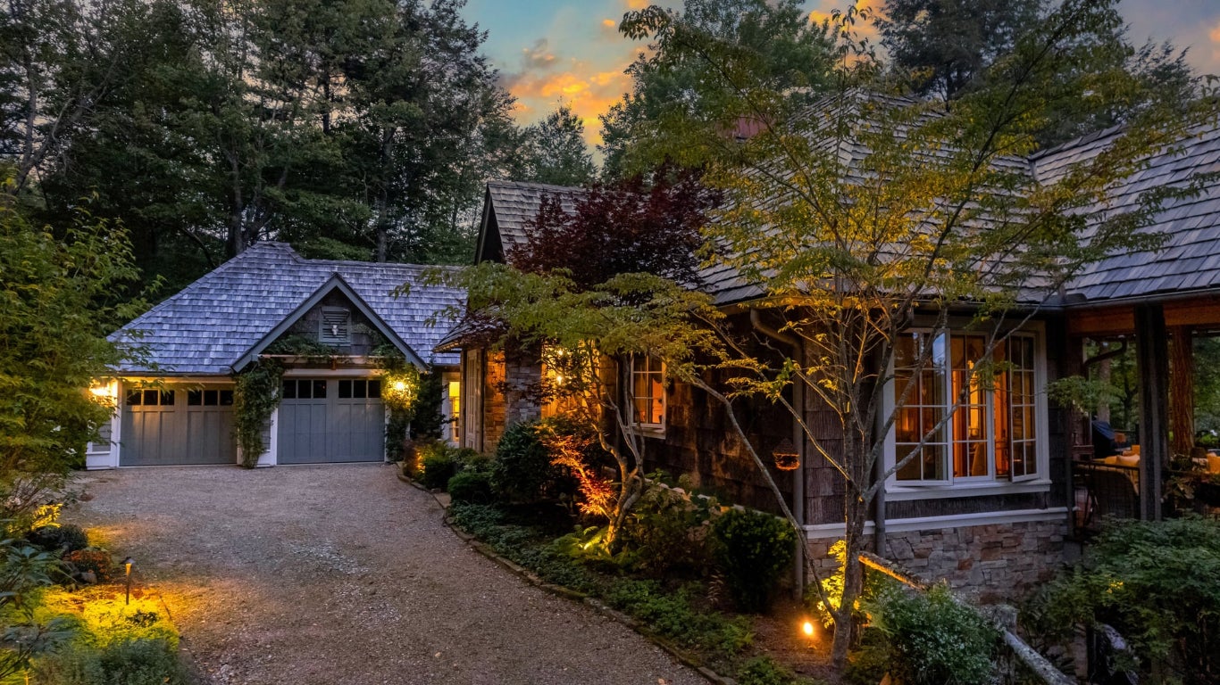 Highlands, North Carolina 28741, United States, 4 Bedrooms Bedrooms, ,5 BathroomsBathrooms,Residential,Pending,215978