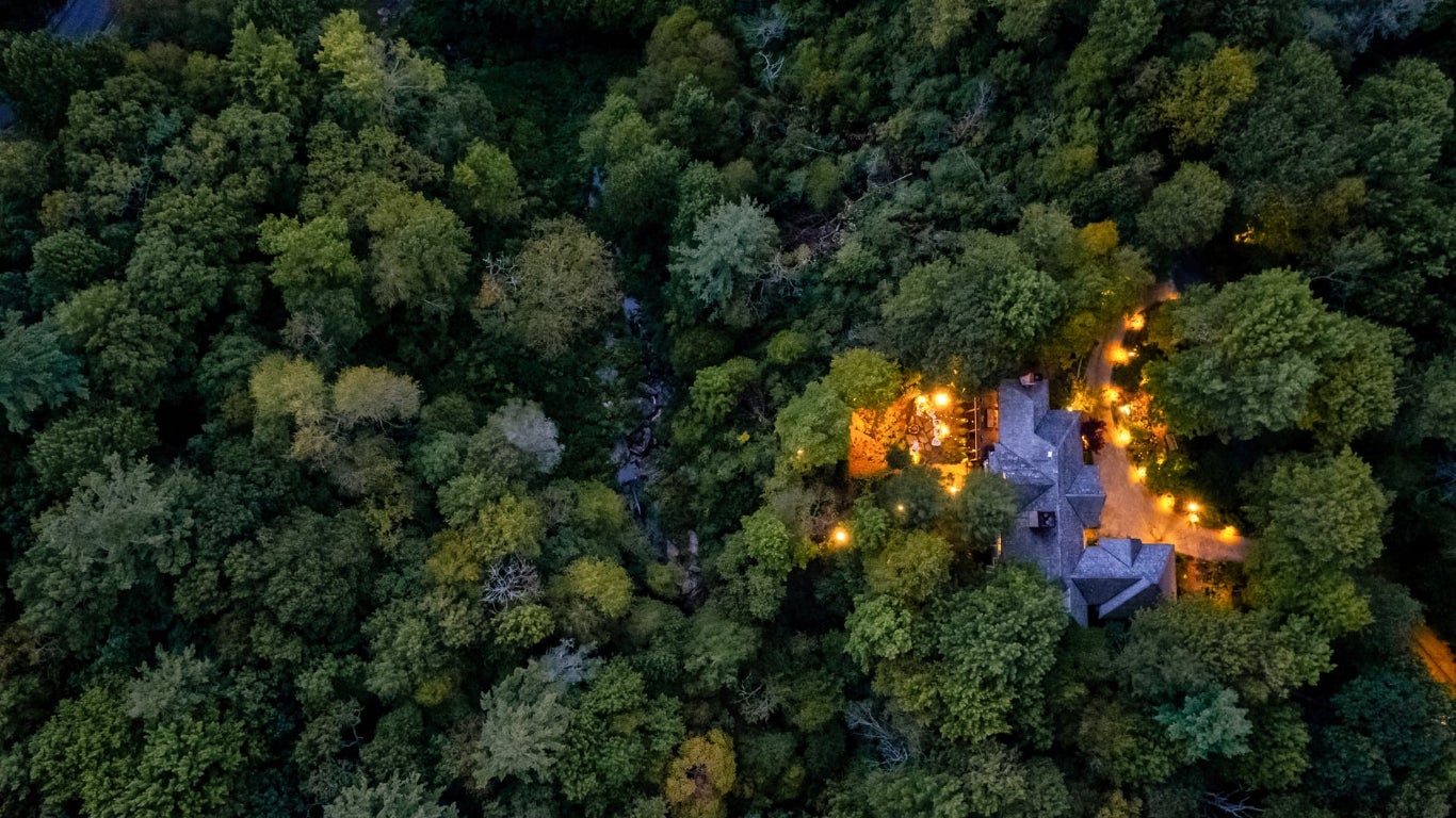 Highlands, North Carolina 28741, United States, 4 Bedrooms Bedrooms, ,5 BathroomsBathrooms,Residential,Pending,215978