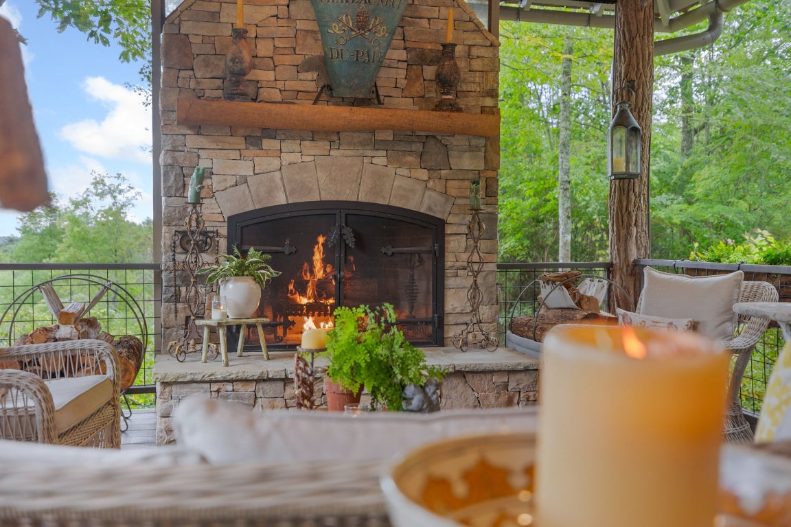 Highlands, North Carolina 28741, United States, 4 Bedrooms Bedrooms, ,5 BathroomsBathrooms,Residential,Pending,215978