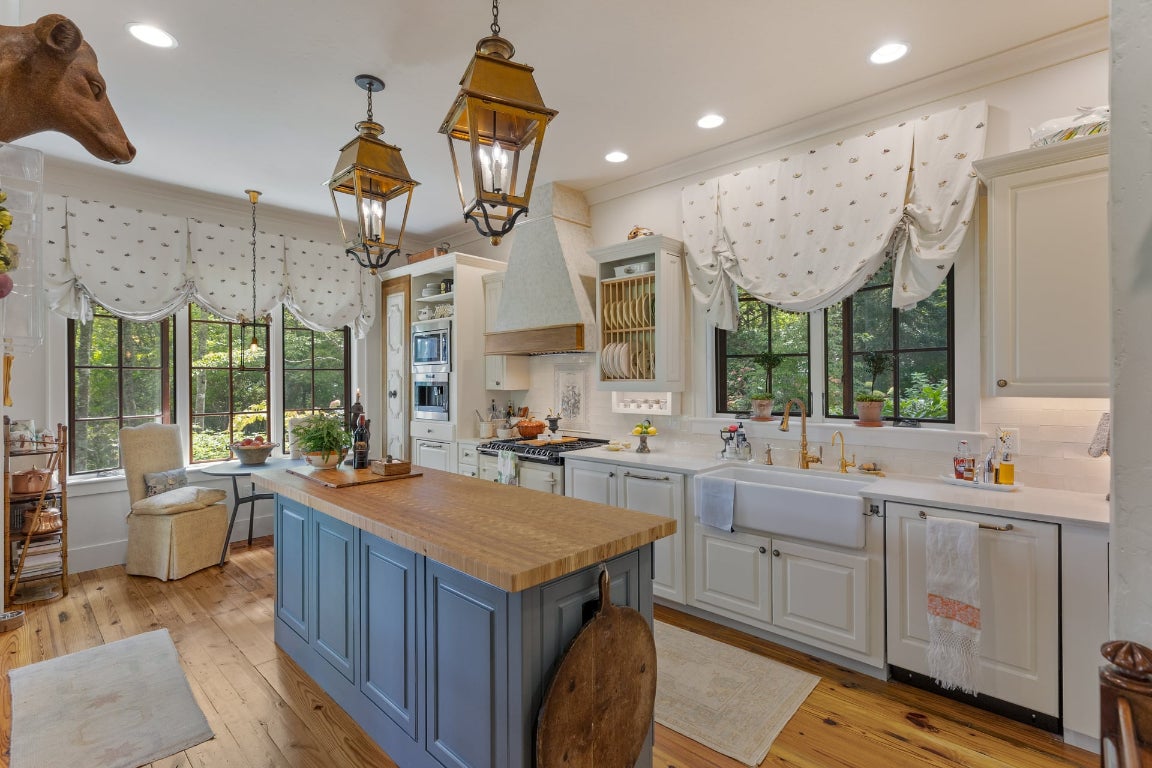 Highlands, North Carolina 28741, United States, 4 Bedrooms Bedrooms, ,5 BathroomsBathrooms,Residential,Pending,215978