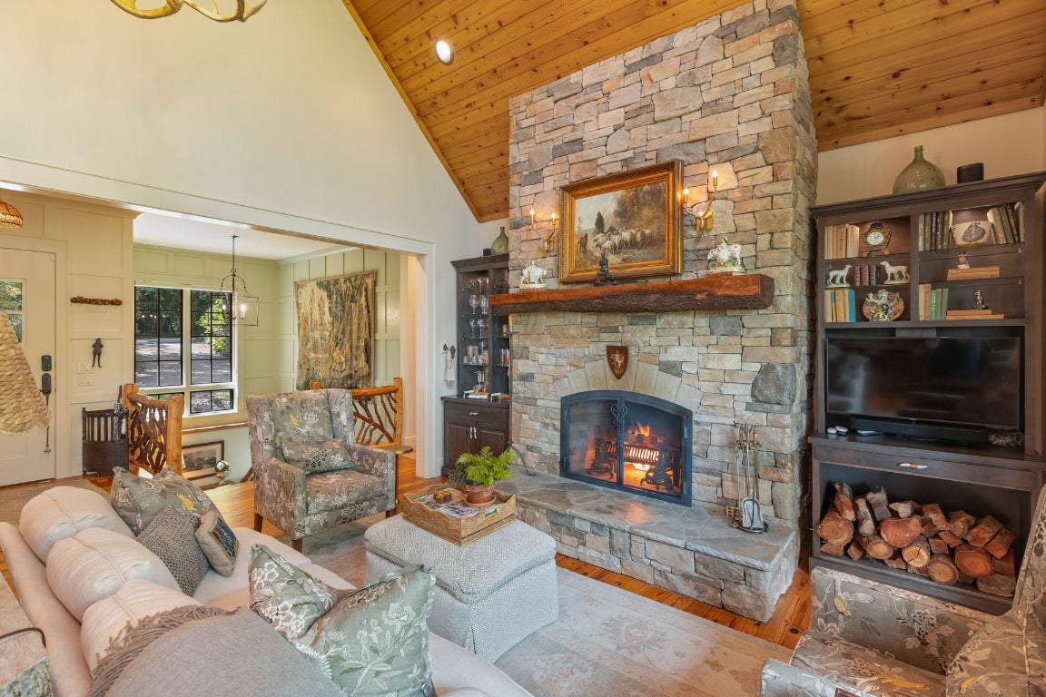 Highlands, North Carolina 28741, United States, 4 Bedrooms Bedrooms, ,5 BathroomsBathrooms,Residential,Pending,215978