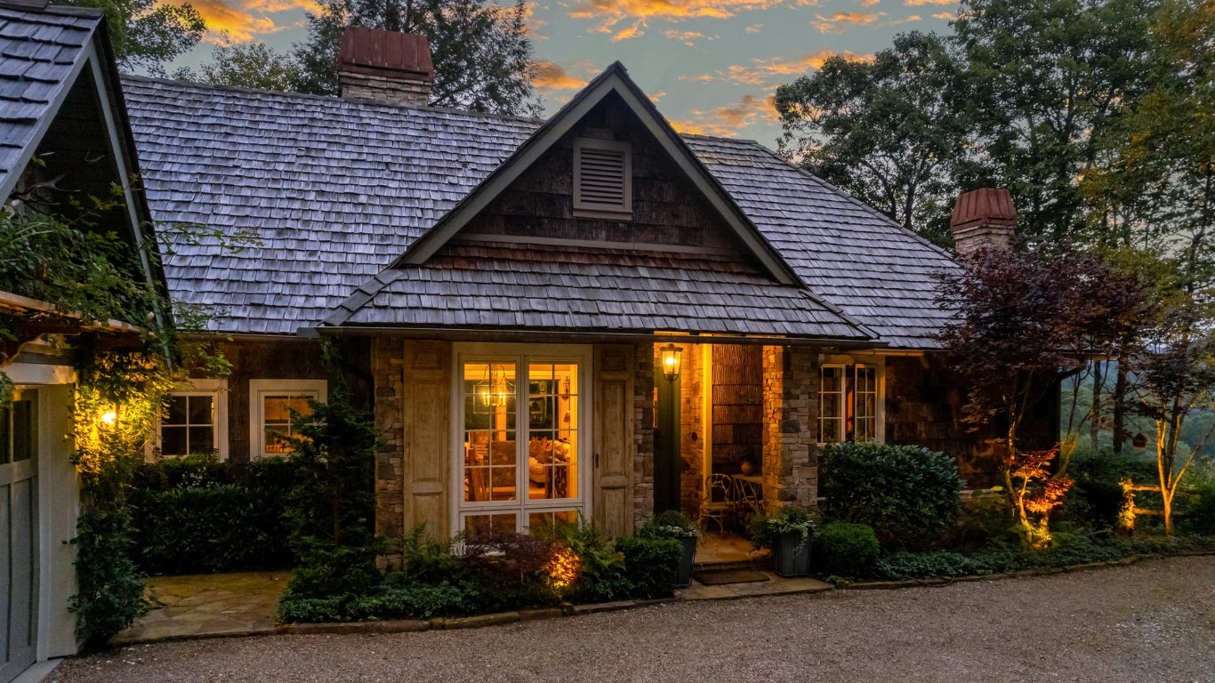 Highlands, North Carolina 28741, United States, 4 Bedrooms Bedrooms, ,5 BathroomsBathrooms,Residential,Pending,215978