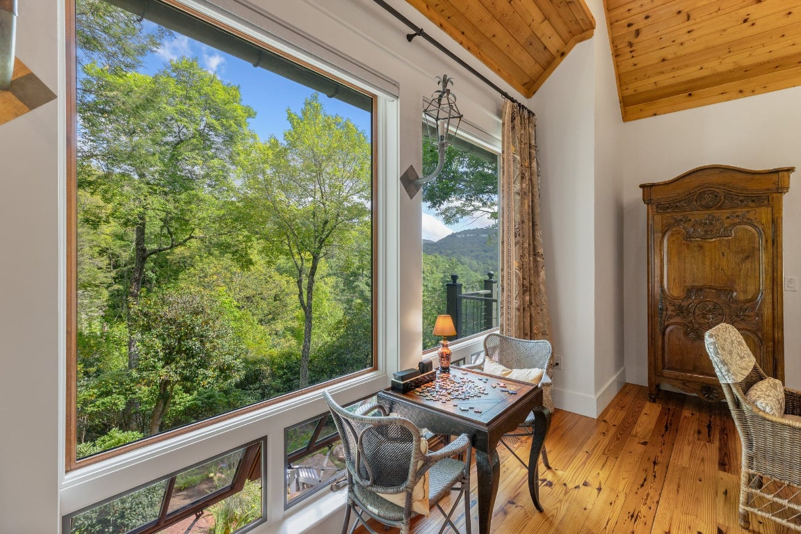 Highlands, North Carolina 28741, United States, 4 Bedrooms Bedrooms, ,5 BathroomsBathrooms,Residential,Pending,215978