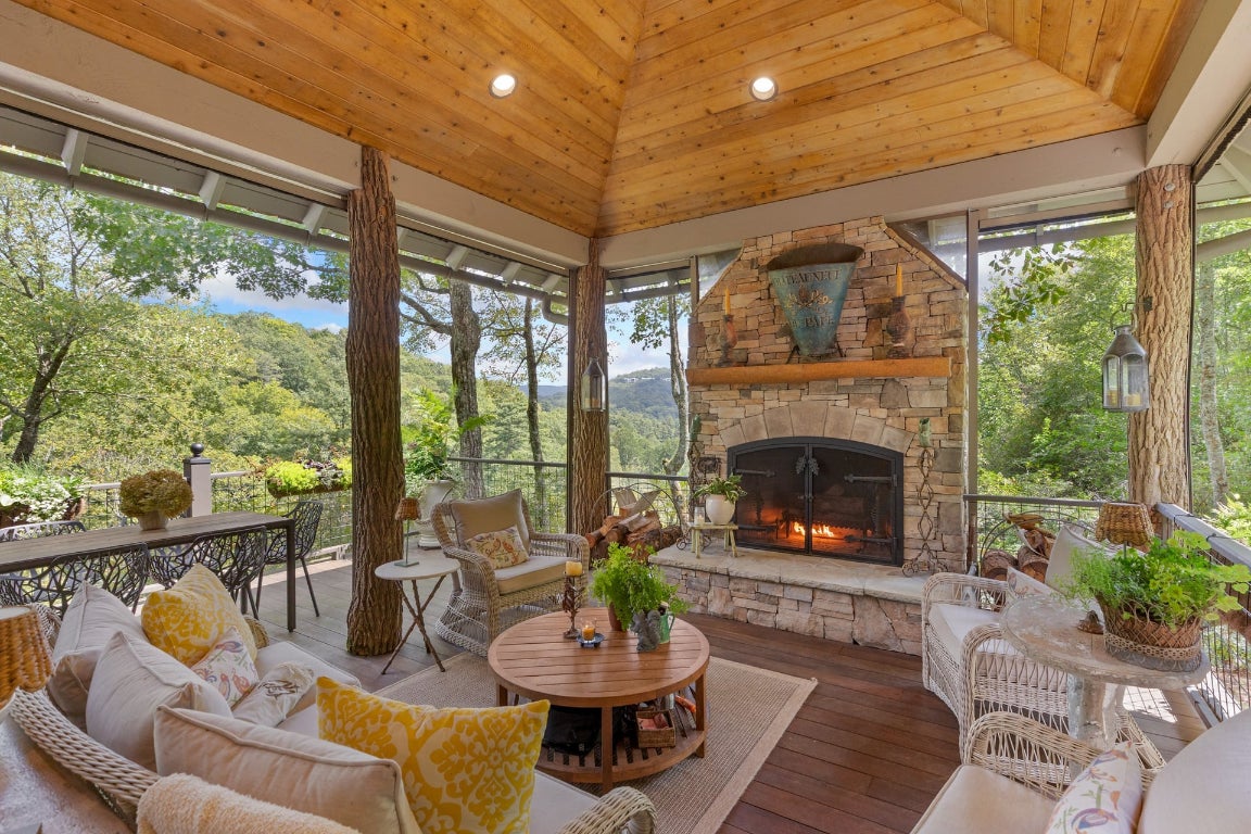 Highlands, North Carolina 28741, United States, 4 Bedrooms Bedrooms, ,5 BathroomsBathrooms,Residential,Pending,215978