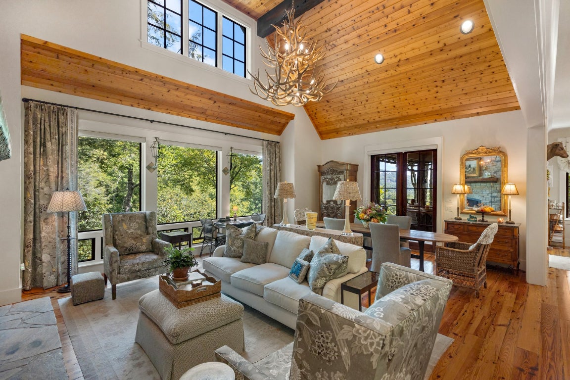 Highlands, North Carolina 28741, United States, 4 Bedrooms Bedrooms, ,5 BathroomsBathrooms,Residential,Pending,215978