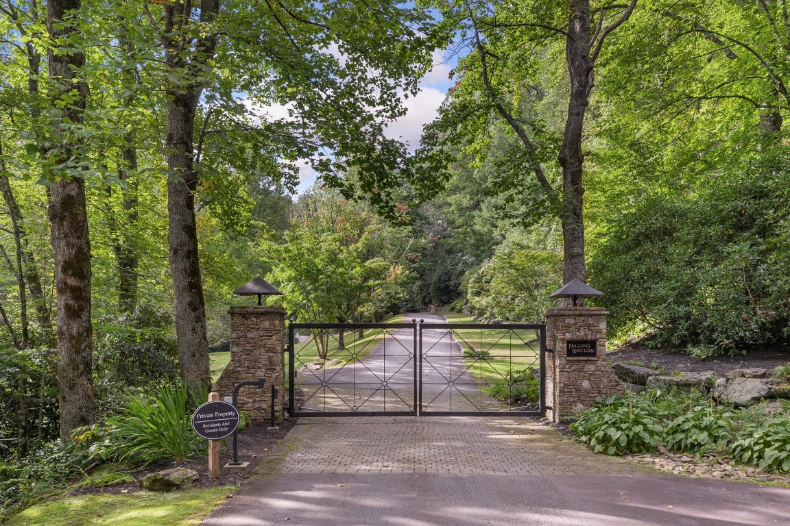 Highlands, North Carolina 28741, United States, 4 Bedrooms Bedrooms, ,5 BathroomsBathrooms,Residential,Pending,215978