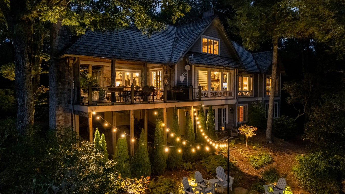 Highlands, North Carolina 28741, United States, 4 Bedrooms Bedrooms, ,5 BathroomsBathrooms,Residential,Pending,215978