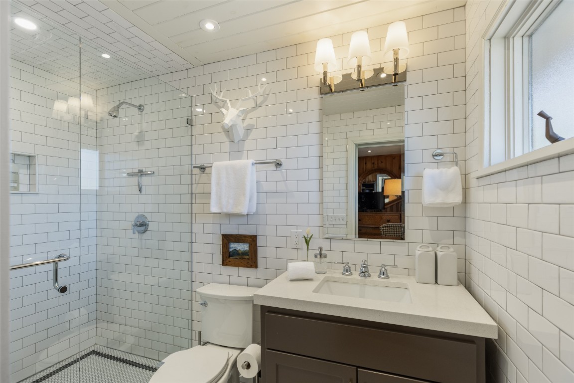 Highlands, North Carolina 28741, United States, 3 Bedrooms Bedrooms, ,2 BathroomsBathrooms,Residential,Active,97716