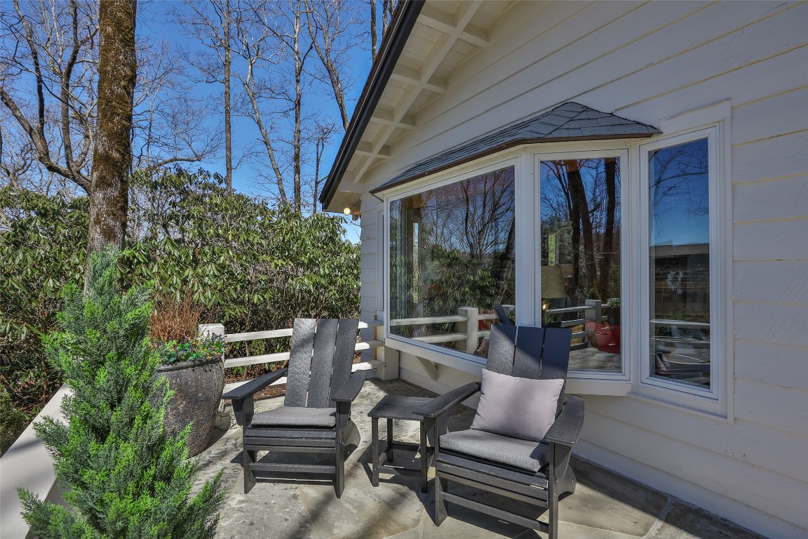 Highlands, North Carolina 28741, United States, 3 Bedrooms Bedrooms, ,2 BathroomsBathrooms,Residential,Active,97716