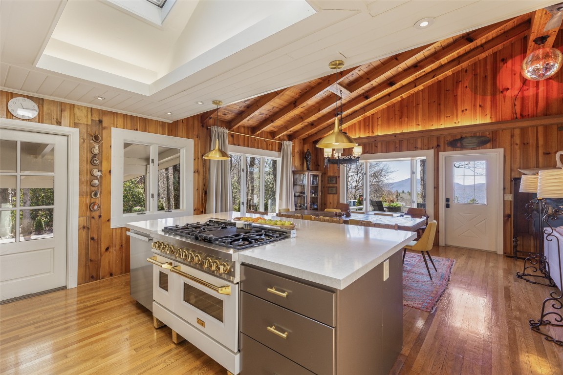 Highlands, North Carolina 28741, United States, 3 Bedrooms Bedrooms, ,2 BathroomsBathrooms,Residential,Active,97716