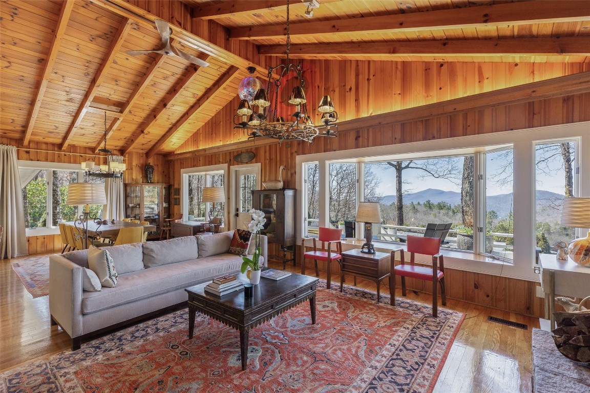 Highlands, North Carolina 28741, United States, 3 Bedrooms Bedrooms, ,2 BathroomsBathrooms,Residential,Active,97716