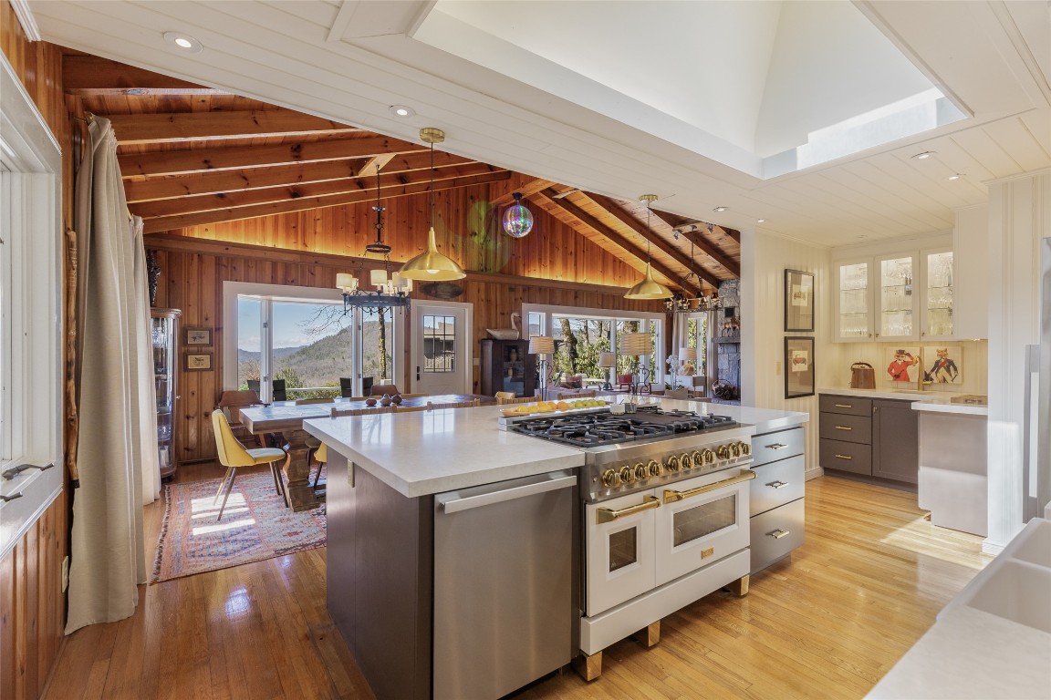 Highlands, North Carolina 28741, United States, 3 Bedrooms Bedrooms, ,2 BathroomsBathrooms,Residential,Active,97716