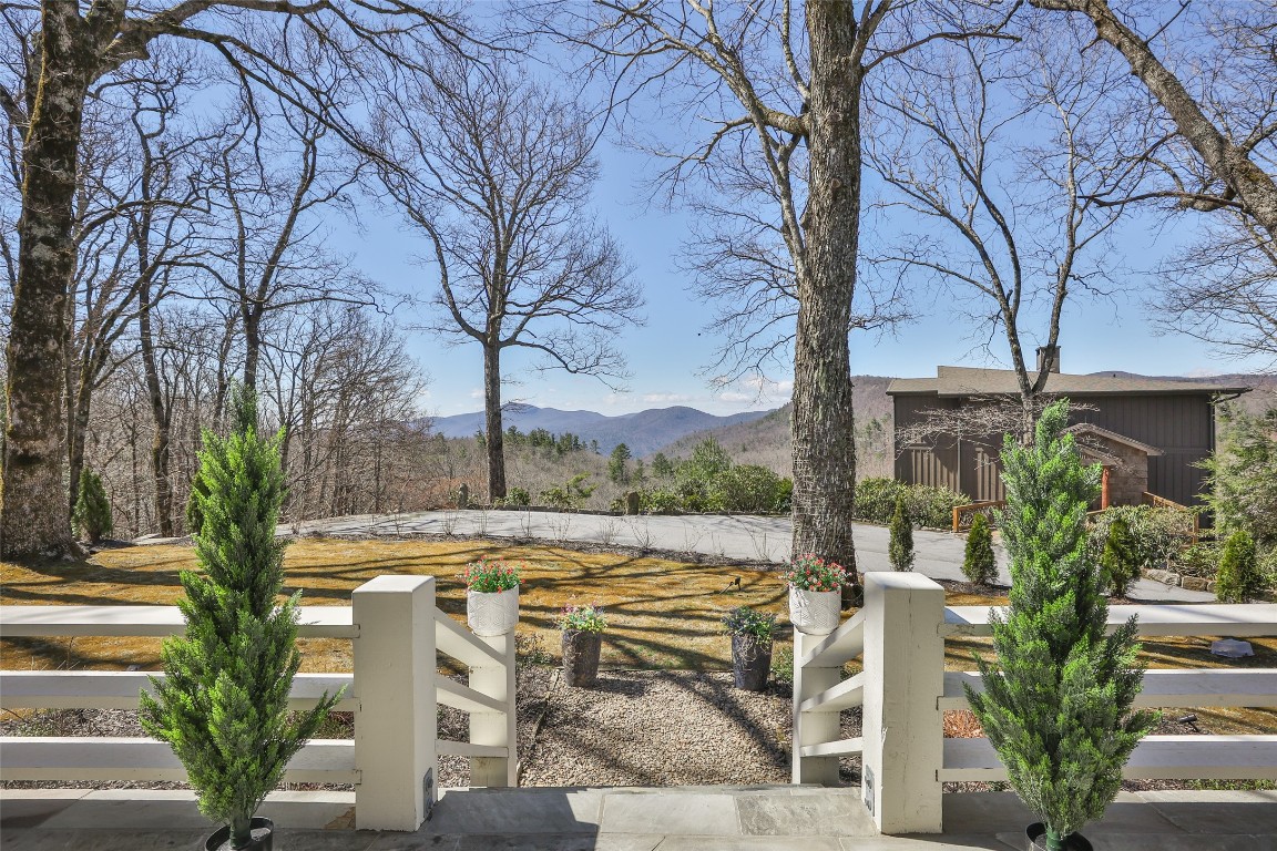 Highlands, North Carolina 28741, United States, 3 Bedrooms Bedrooms, ,2 BathroomsBathrooms,Residential,Active,97716