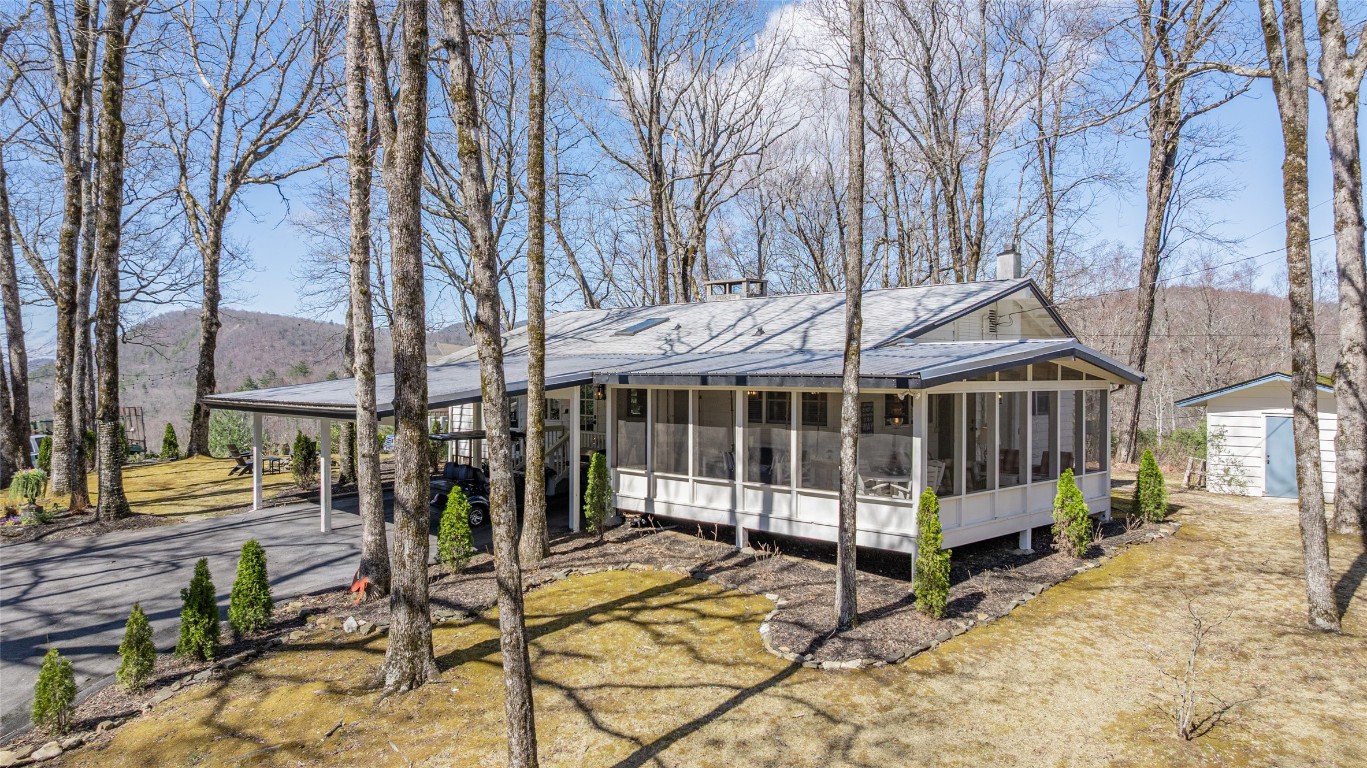 Highlands, North Carolina 28741, United States, 3 Bedrooms Bedrooms, ,2 BathroomsBathrooms,Residential,Active,97716