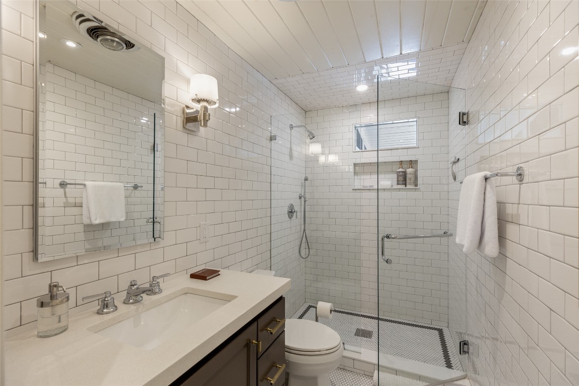 Highlands, North Carolina 28741, United States, 3 Bedrooms Bedrooms, ,2 BathroomsBathrooms,Residential,Active,97716