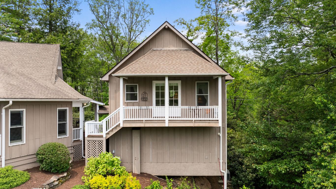 592 Whiteside Mountain Road