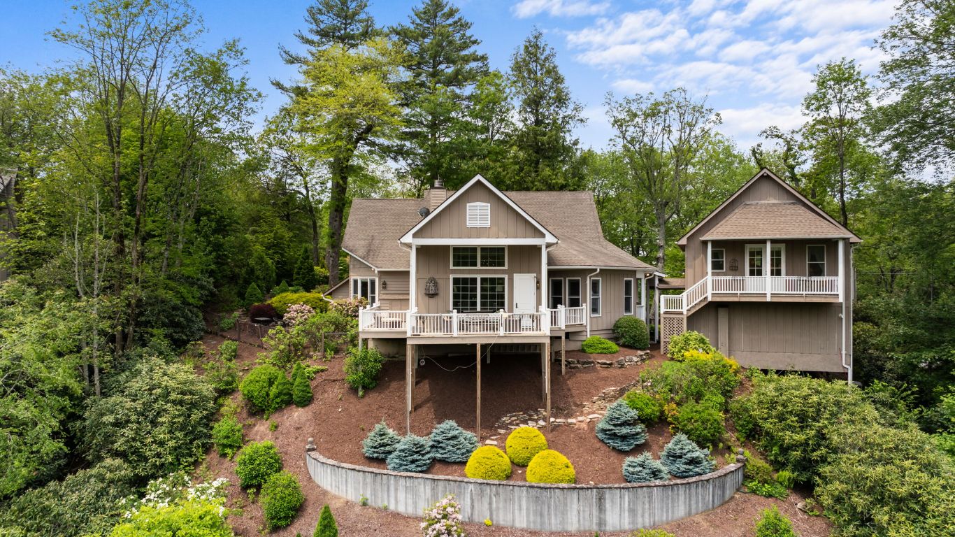 592 Whiteside Mountain Road