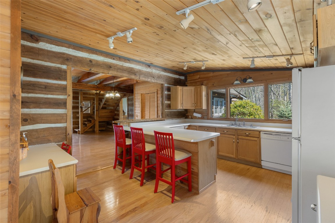 Scaly Mountain, North Carolina 28775, United States, 3 Bedrooms Bedrooms, ,4 BathroomsBathrooms,Residential,Active,98179