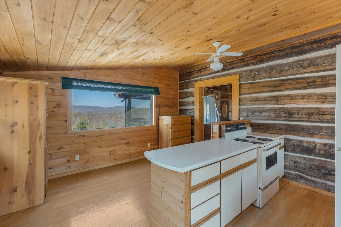 Scaly Mountain, North Carolina 28775, United States, 3 Bedrooms Bedrooms, ,4 BathroomsBathrooms,Residential,Active,98179