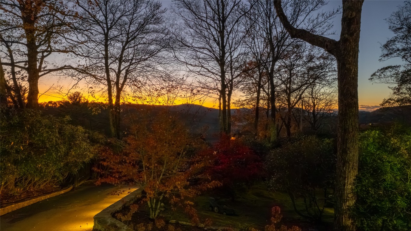 Highlands, North Carolina 28741, United States, 3 Bedrooms Bedrooms, ,4 BathroomsBathrooms,Residential,Active,237891