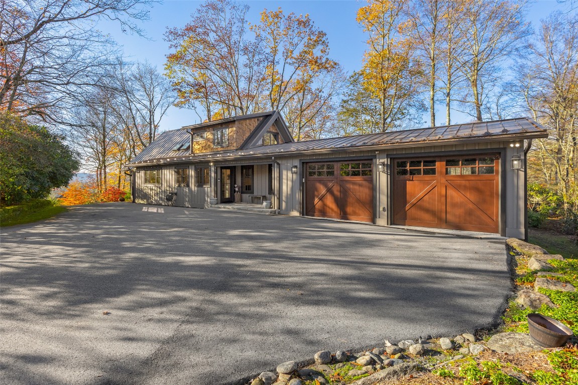 Highlands, North Carolina 28741, United States, 3 Bedrooms Bedrooms, ,4 BathroomsBathrooms,Residential,Active,237891