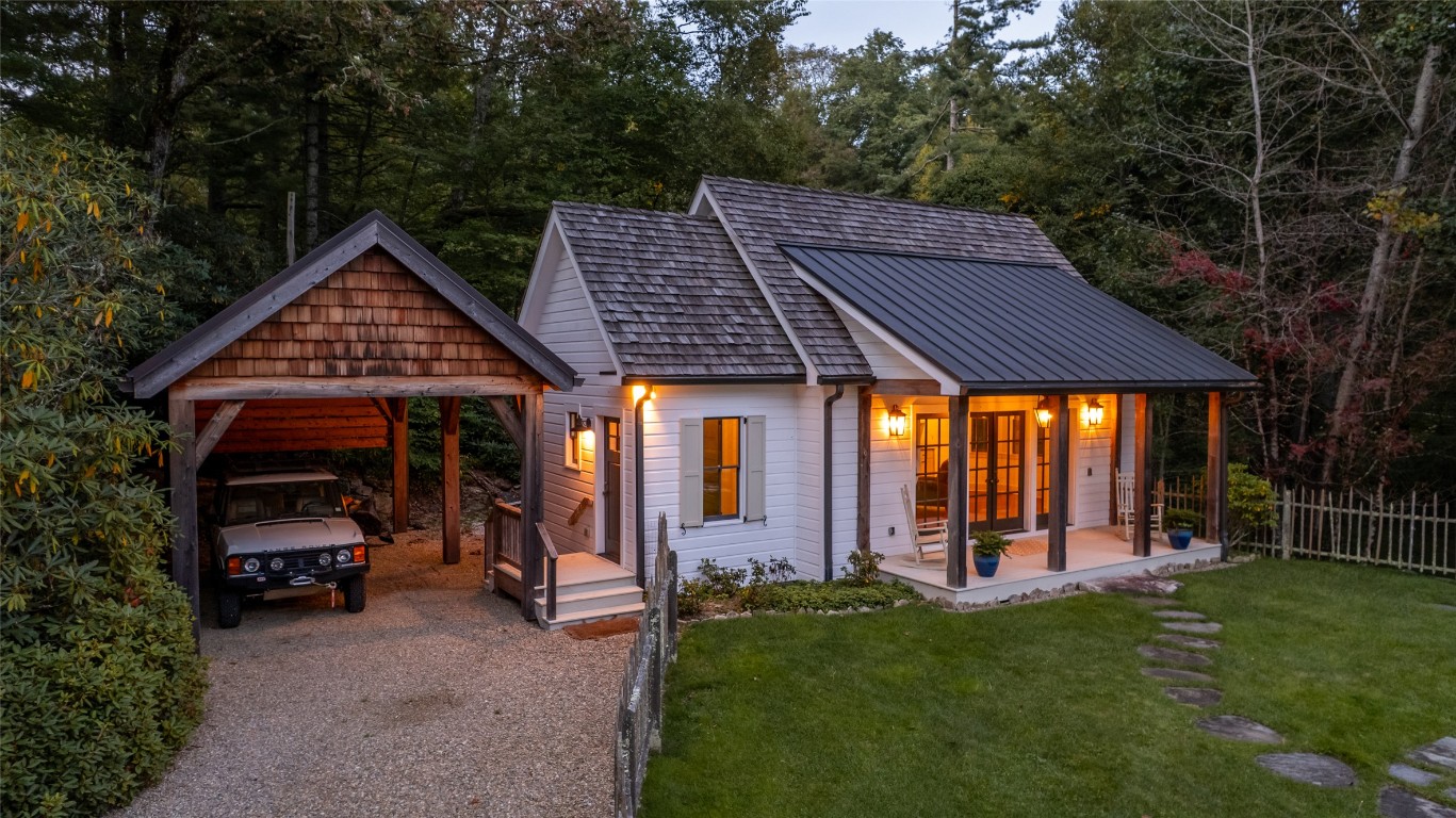 Highlands, North Carolina 28741, United States, 6 Bedrooms Bedrooms, ,8 BathroomsBathrooms,Residential,Active,108330