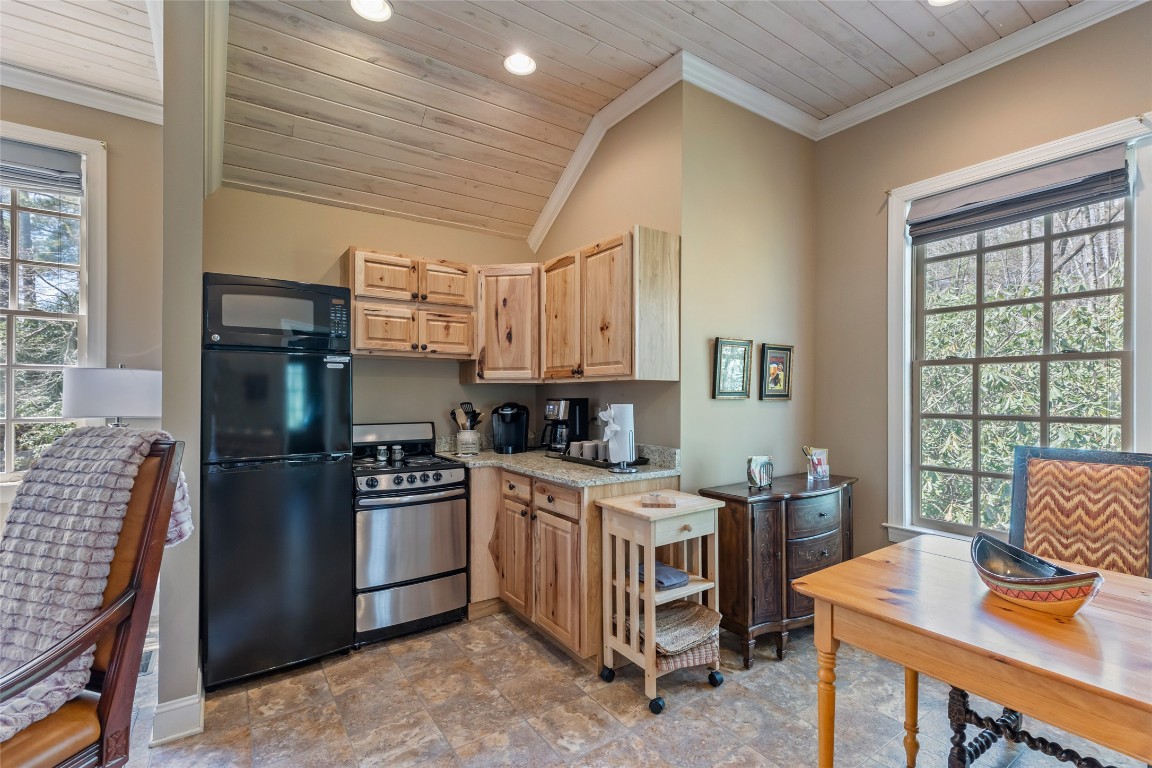 Highlands, North Carolina 28741, United States, 4 Bedrooms Bedrooms, ,5 BathroomsBathrooms,Residential,Active,107997