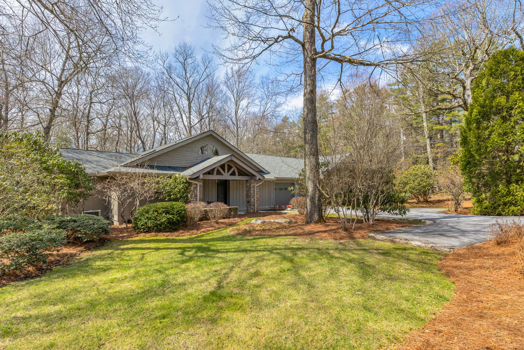 19-B Whiteside Mountain RD