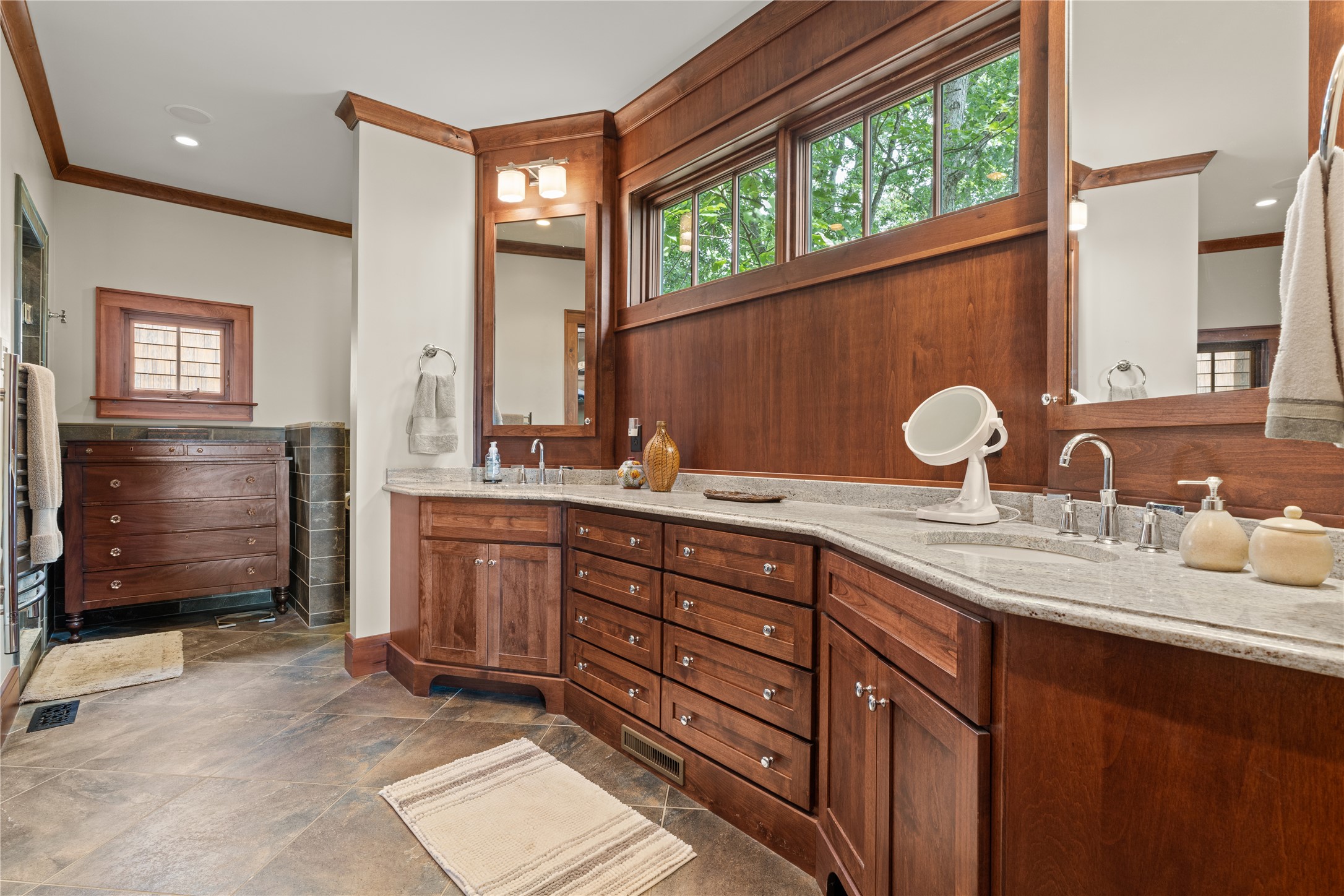 Franklin, North Carolina, 28734, United States, 5 Bedrooms Bedrooms, ,6 BathroomsBathrooms,Residential,Active,2032405