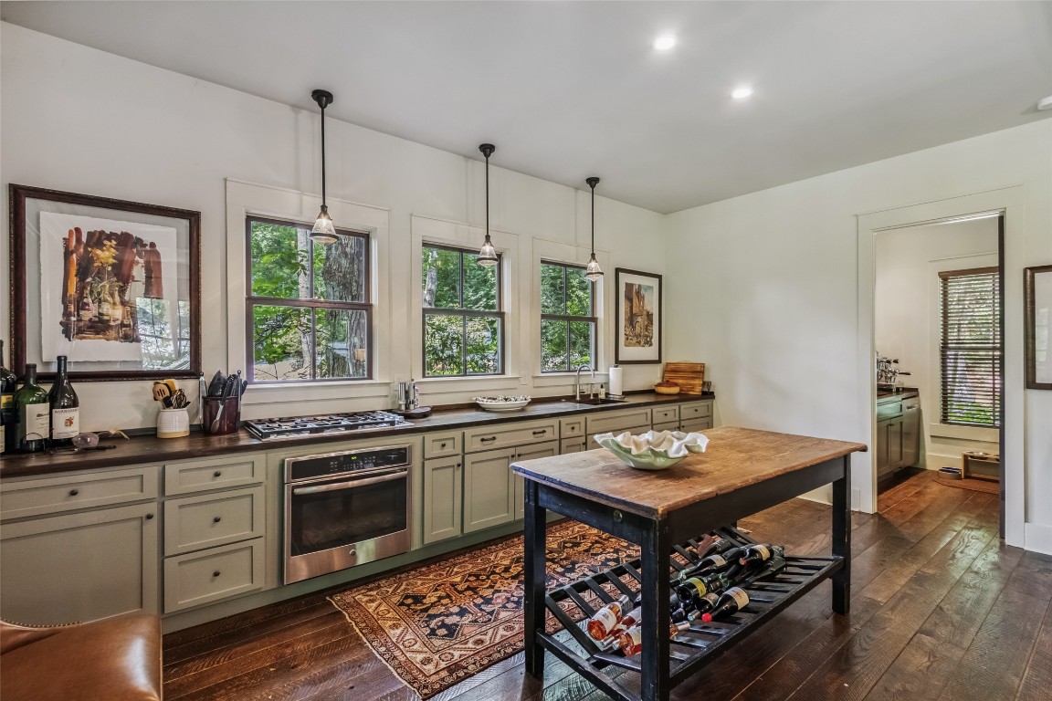 Highlands, North Carolina 28741, United States, 3 Bedrooms Bedrooms, ,5 BathroomsBathrooms,Residential,Active,185133