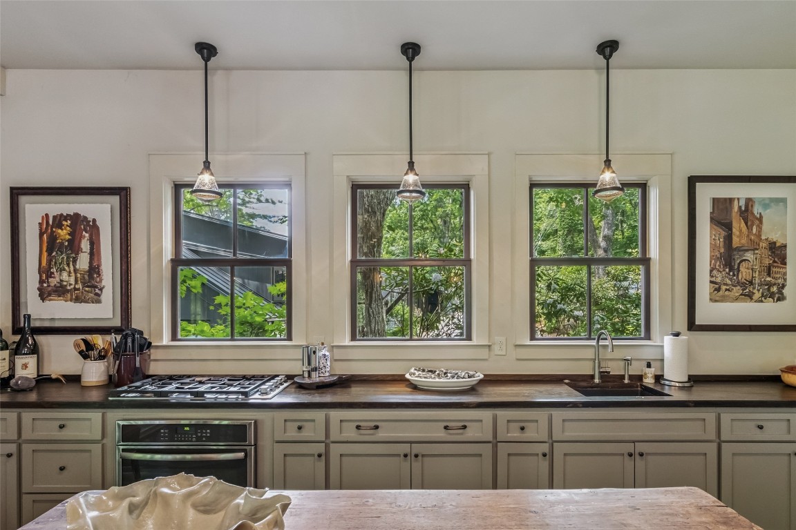 Highlands, North Carolina 28741, United States, 3 Bedrooms Bedrooms, ,5 BathroomsBathrooms,Residential,Active,185133