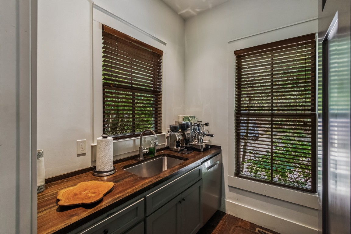 Highlands, North Carolina 28741, United States, 3 Bedrooms Bedrooms, ,5 BathroomsBathrooms,Residential,Active,185133