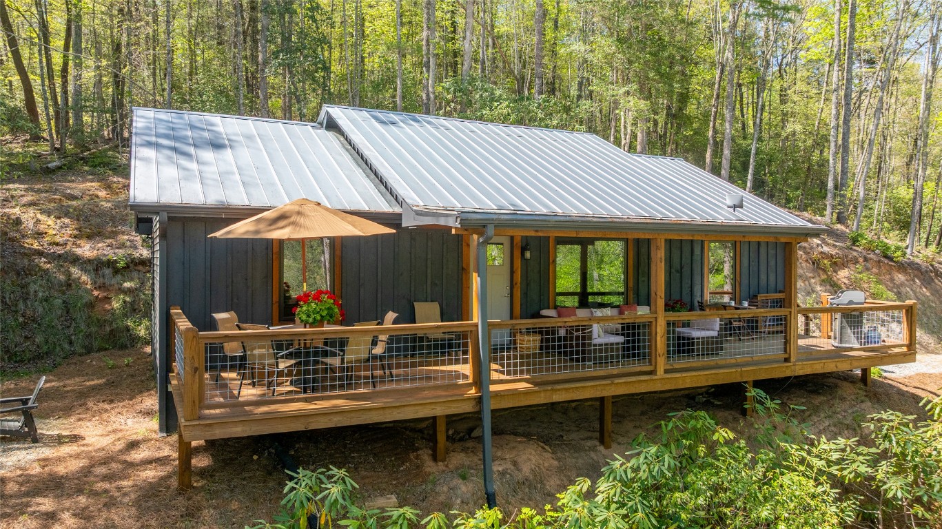 Cashiers, North Carolina 28717, United States, 3 Bedrooms Bedrooms, ,2 BathroomsBathrooms,Residential,Active,121898