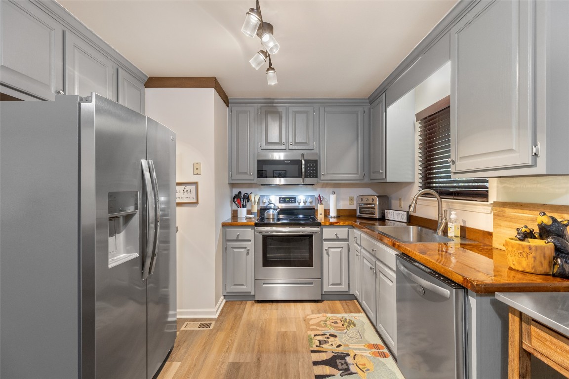 Cashiers, North Carolina 28717, United States, 3 Bedrooms Bedrooms, ,2 BathroomsBathrooms,Residential,Active,121898