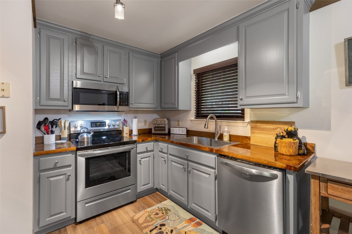 Cashiers, North Carolina 28717, United States, 3 Bedrooms Bedrooms, ,2 BathroomsBathrooms,Residential,Active,121898