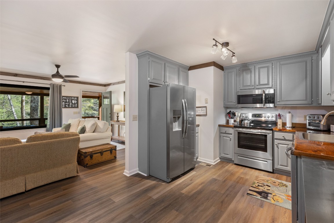 Cashiers, North Carolina 28717, United States, 3 Bedrooms Bedrooms, ,2 BathroomsBathrooms,Residential,Active,121898