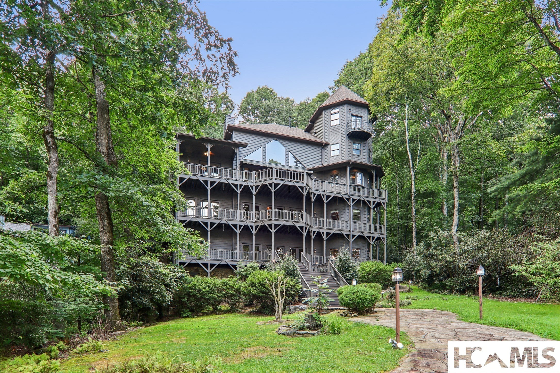 596 W Club Boulevard