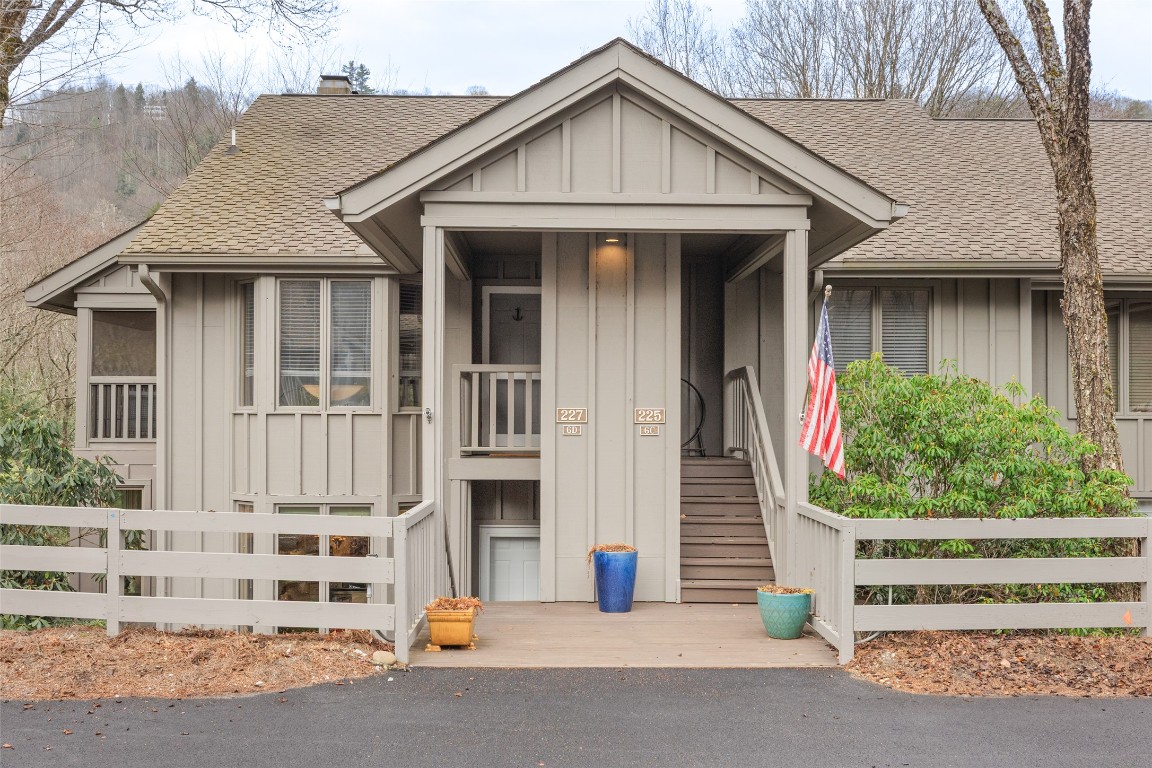 Highlands, North Carolina 28741, United States, 2 Bedrooms Bedrooms, ,2 BathroomsBathrooms,Residential,Pending,247723