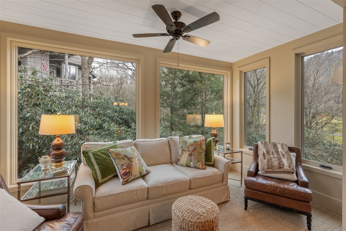 Highlands, North Carolina 28741, United States, 2 Bedrooms Bedrooms, ,2 BathroomsBathrooms,Residential,Pending,247723