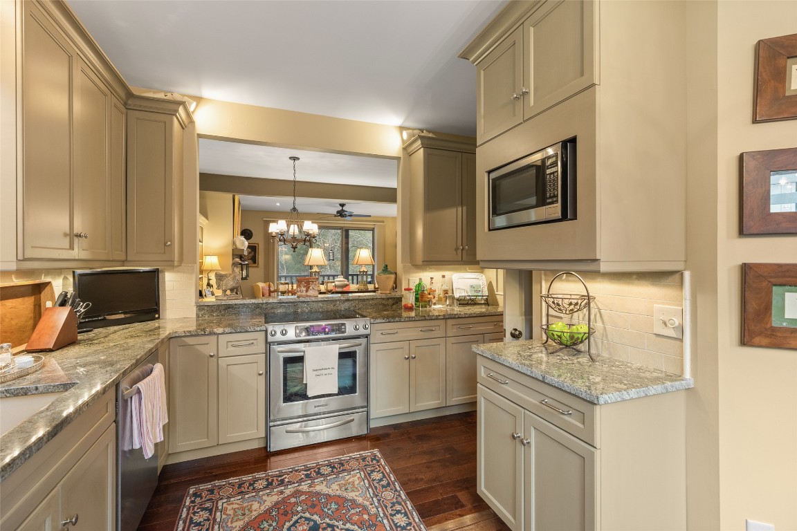 Highlands, North Carolina 28741, United States, 2 Bedrooms Bedrooms, ,2 BathroomsBathrooms,Residential,Pending,247723